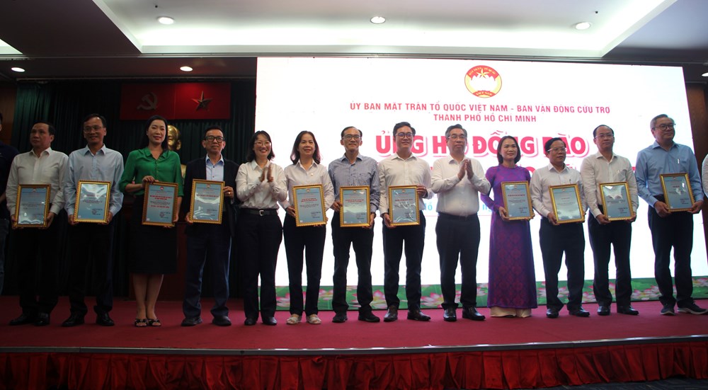 TP.HCM phát động ủng hộ đồng bào bị thiệt hại do bão, lũ - ảnh 1