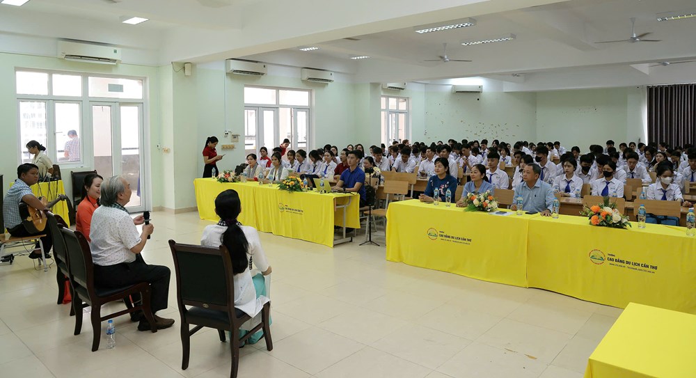 Chia sẻ với sinh viên về vai trò của Đờn ca tài tử trong phát triển du lịch - ảnh 4