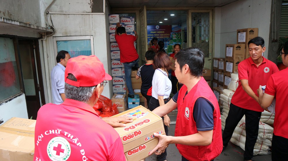 TP.HCM gửi hơn 23 tấn hàng cứu trợ khẩn cấp đến Thái Nguyên, Bắc Ninh - ảnh 3