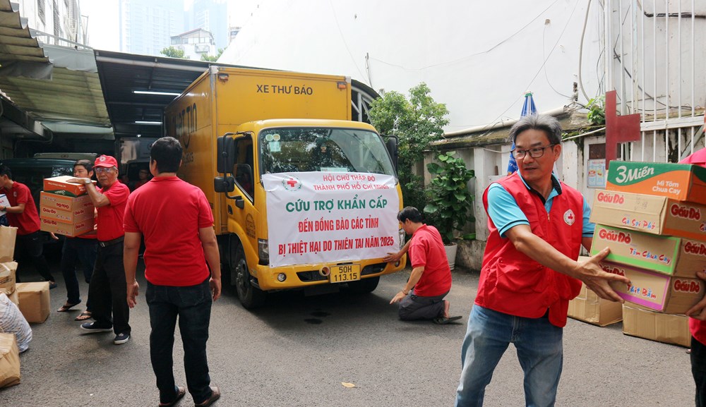 TP.HCM gửi hơn 23 tấn hàng cứu trợ khẩn cấp đến Thái Nguyên, Bắc Ninh - ảnh 4