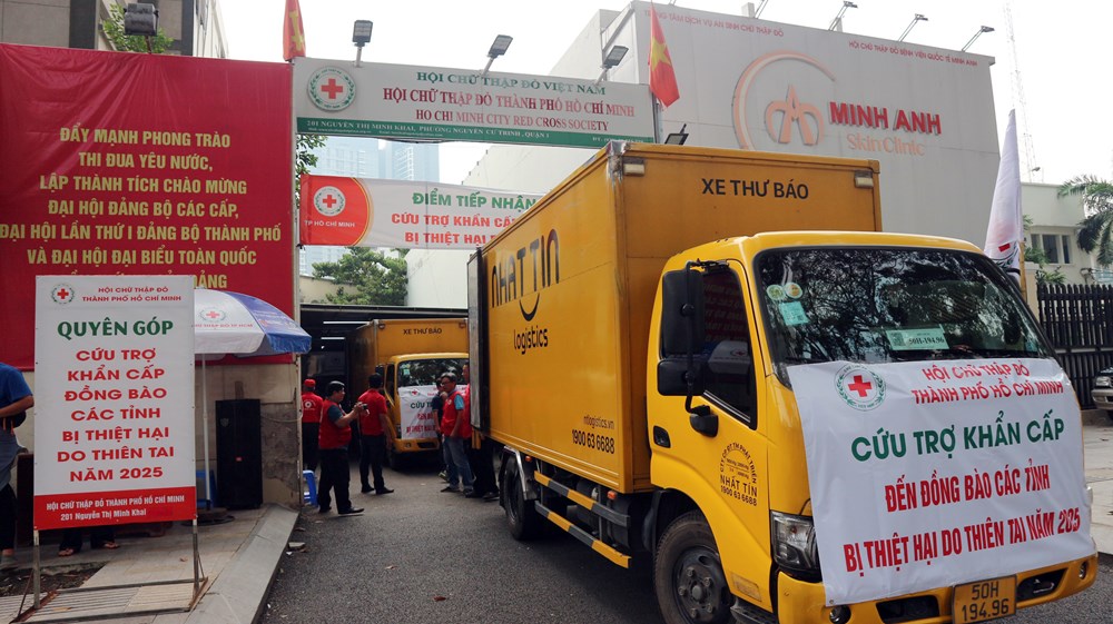 TP.HCM gửi hơn 23 tấn hàng cứu trợ khẩn cấp đến Thái Nguyên, Bắc Ninh - ảnh 1