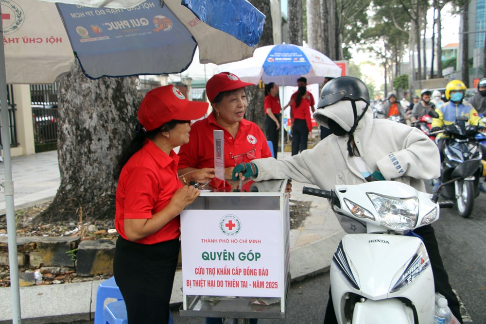 TP.HCM gửi hơn 23 tấn hàng cứu trợ khẩn cấp đến Thái Nguyên, Bắc Ninh - ảnh 5