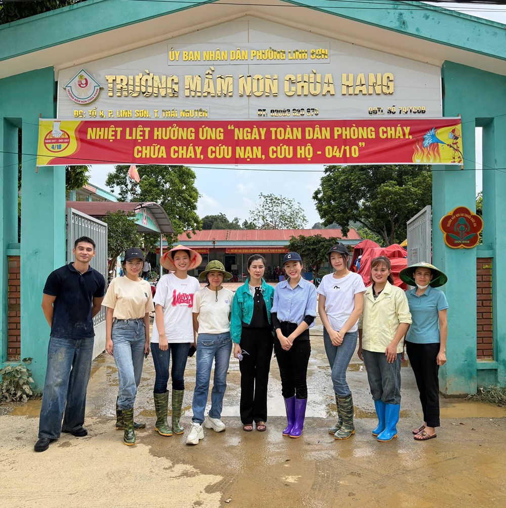 Dàn Hoa hậu, Á hậu đến Thái Nguyên dọn dẹp bùn đất, góp hơn 300 triệu đồng khắc phục bão lũ - ảnh 1
