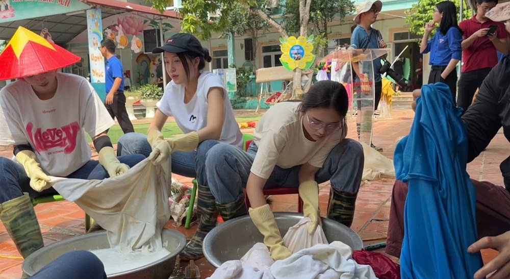 Dàn Hoa hậu, Á hậu đến Thái Nguyên dọn dẹp bùn đất, góp hơn 300 triệu đồng khắc phục bão lũ - ảnh 4