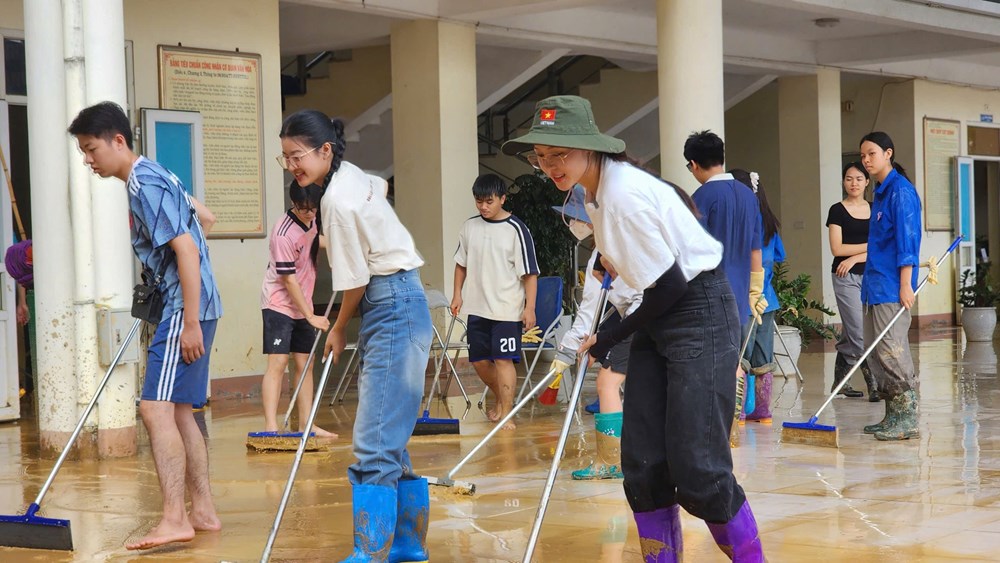 Dàn Hoa hậu, Á hậu đến Thái Nguyên dọn dẹp bùn đất, góp hơn 300 triệu đồng khắc phục bão lũ - ảnh 3