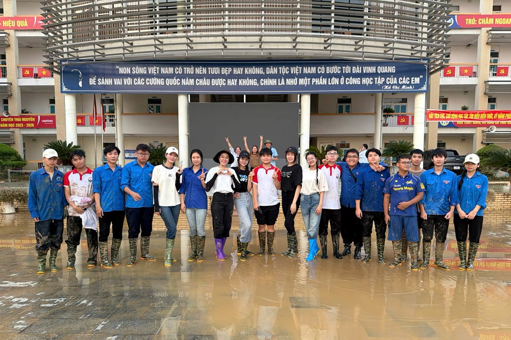 Dàn Hoa hậu, Á hậu đến Thái Nguyên dọn dẹp bùn đất, góp hơn 300 triệu đồng khắc phục bão lũ - ảnh 2