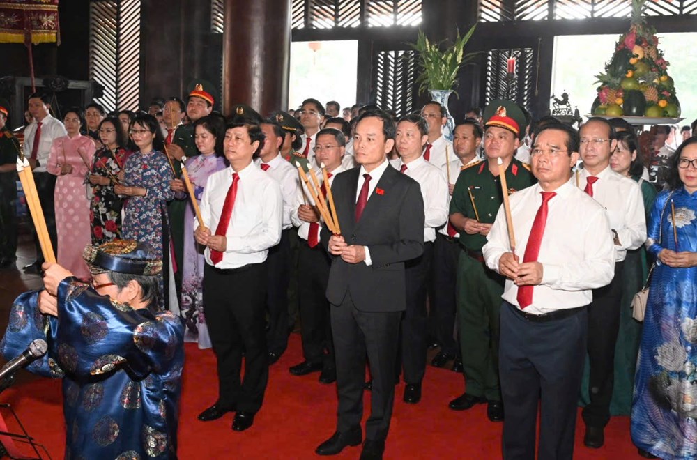 Đoàn đại biểu Đại hội Đảng bộ TP.HCM dâng hương tưởng nhớ các Vua Hùng - ảnh 5