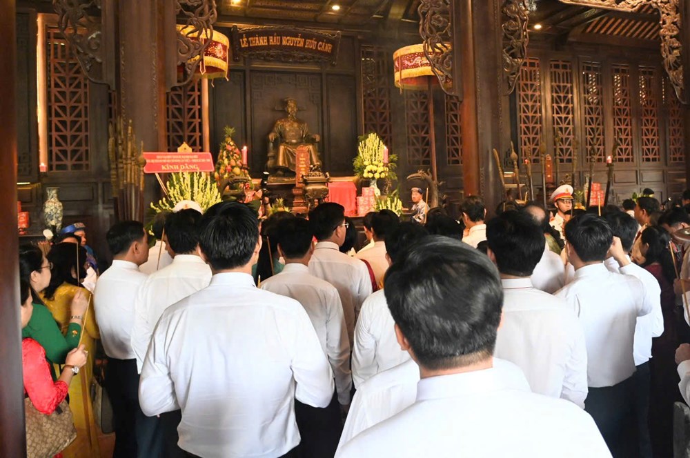 Đoàn đại biểu Đại hội Đảng bộ TP.HCM dâng hương tưởng nhớ các Vua Hùng - ảnh 6