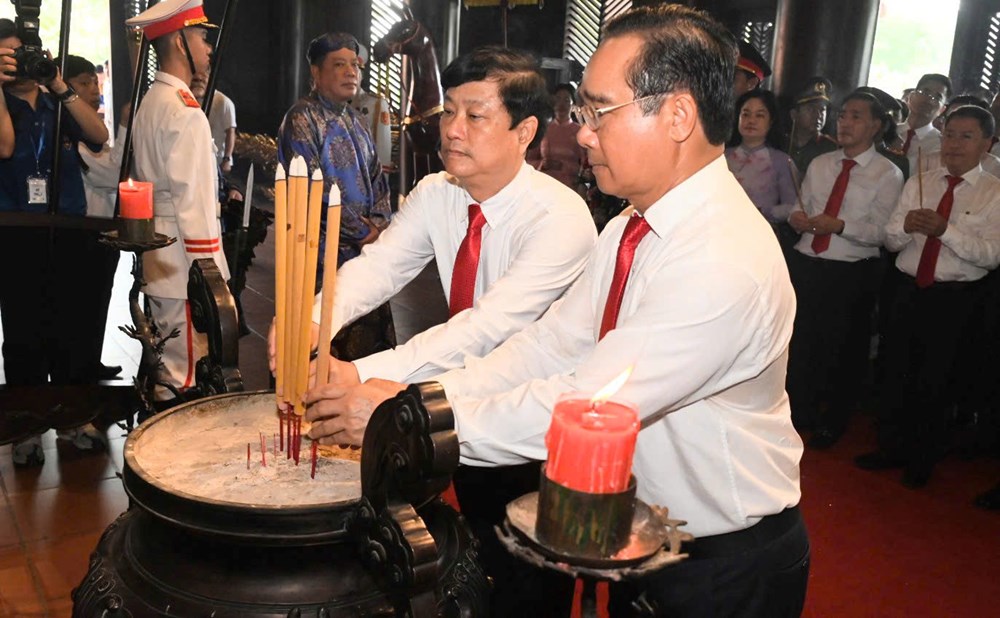 Đoàn đại biểu Đại hội Đảng bộ TP.HCM dâng hương tưởng nhớ các Vua Hùng - ảnh 4