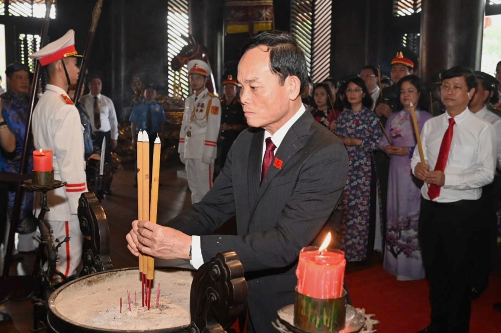 Đoàn đại biểu Đại hội Đảng bộ TP.HCM dâng hương tưởng nhớ các Vua Hùng - ảnh 3