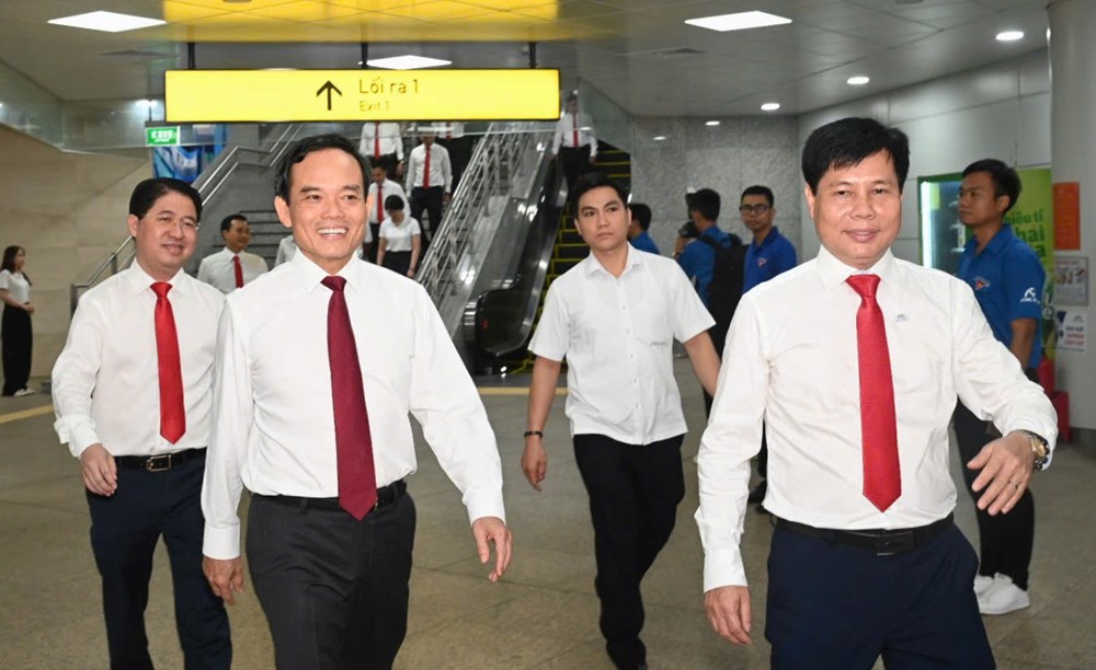 Đoàn đại biểu Đại hội Đảng bộ TP.HCM dâng hương tưởng nhớ các Vua Hùng - ảnh 7