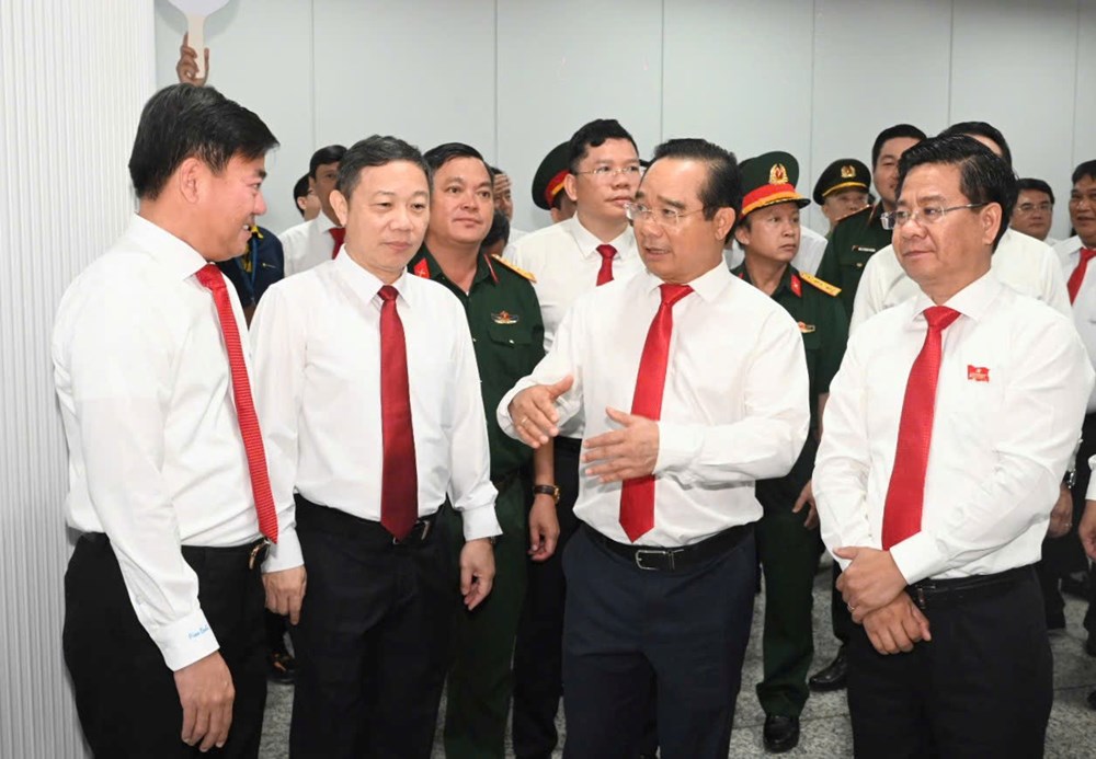 Đoàn đại biểu Đại hội Đảng bộ TP.HCM dâng hương tưởng nhớ các Vua Hùng - ảnh 11