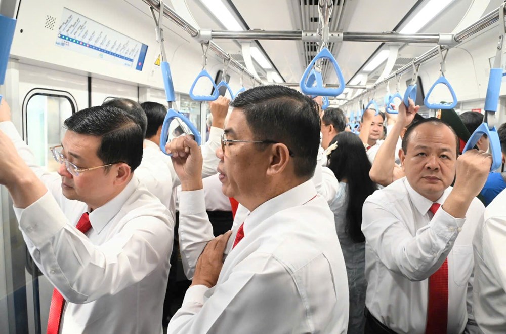 Đoàn đại biểu Đại hội Đảng bộ TP.HCM dâng hương tưởng nhớ các Vua Hùng - ảnh 9