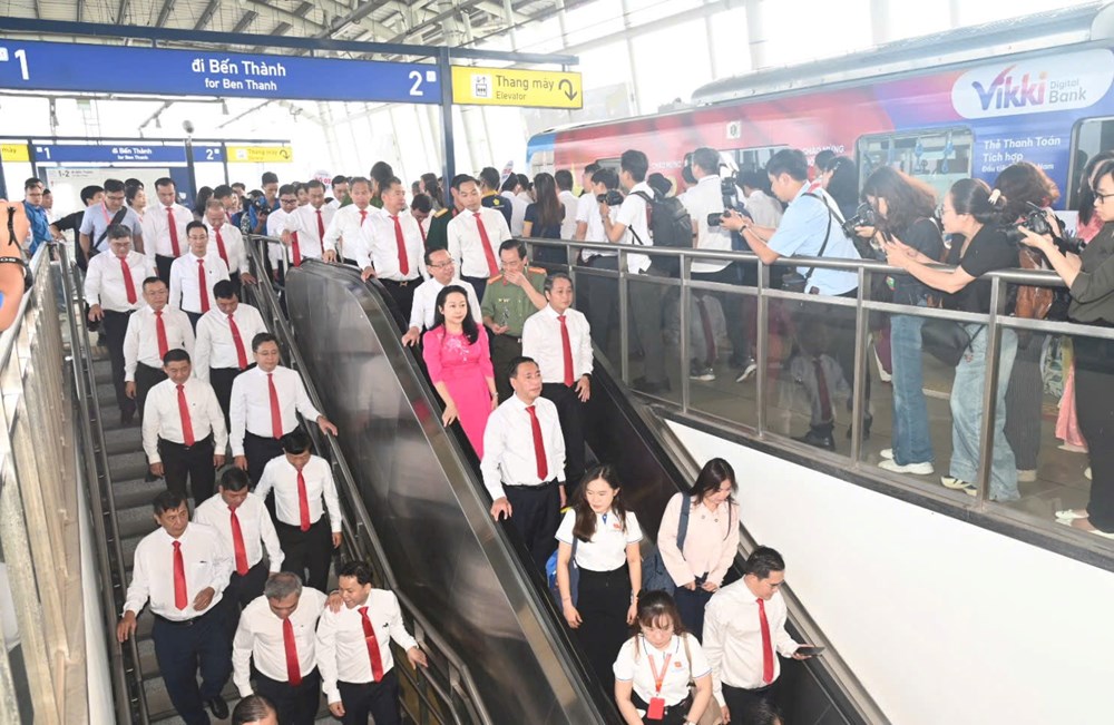 Đoàn đại biểu Đại hội Đảng bộ TP.HCM dâng hương tưởng nhớ các Vua Hùng - ảnh 8