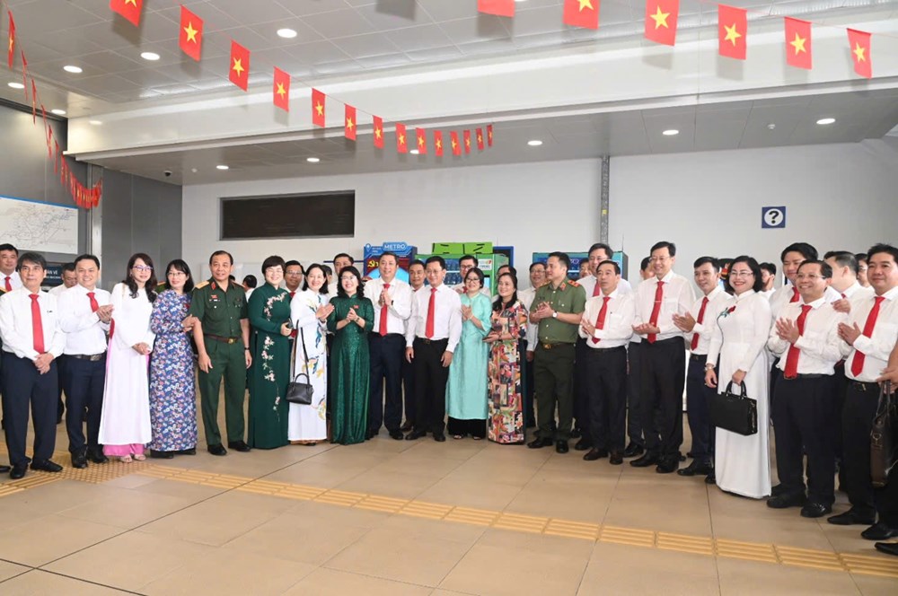 Đoàn đại biểu Đại hội Đảng bộ TP.HCM dâng hương tưởng nhớ các Vua Hùng - ảnh 12