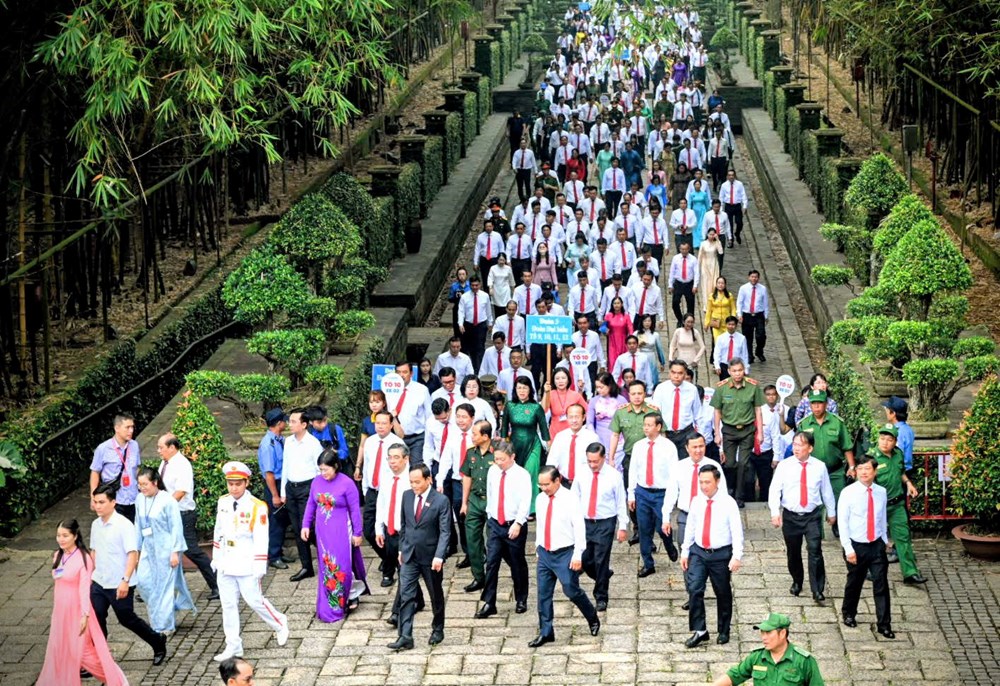 Đoàn đại biểu Đại hội Đảng bộ TP.HCM dâng hương tưởng nhớ các Vua Hùng - ảnh 1