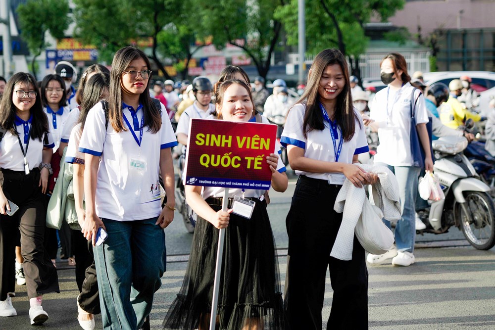 Trường ĐH Mở TP.HCM trao học bổng hơn 50 tỉ đồng - ảnh 4