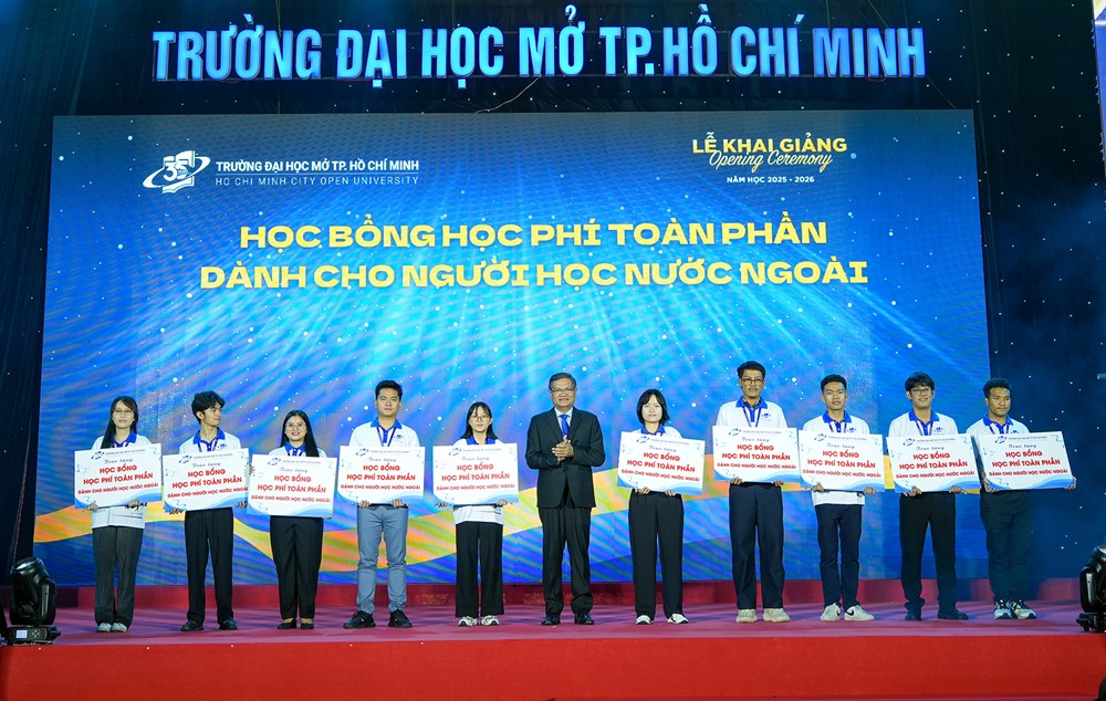 Trường ĐH Mở TP.HCM trao học bổng hơn 50 tỉ đồng - ảnh 3