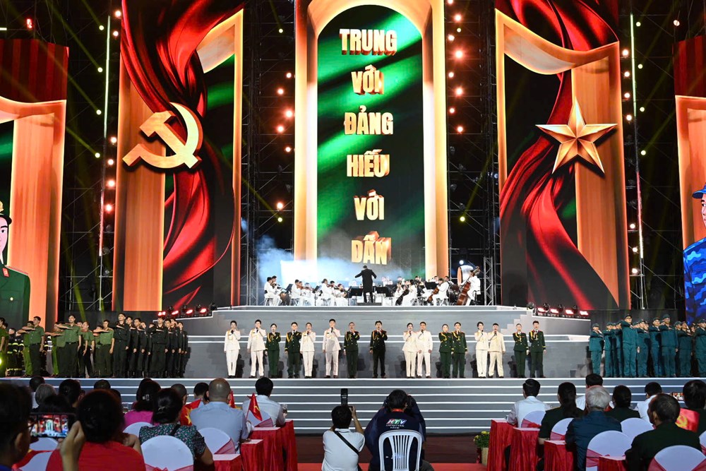 Đặc sắc chương trình nghệ thuật 'Dưới ánh sáng quang vinh' - ảnh 6