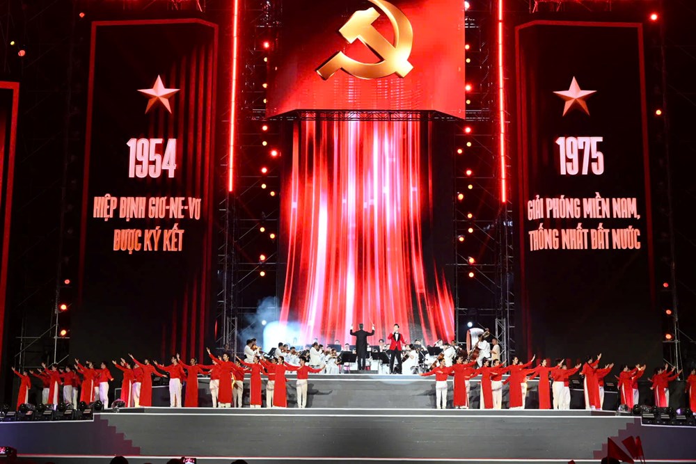Đặc sắc chương trình nghệ thuật 'Dưới ánh sáng quang vinh' - ảnh 2