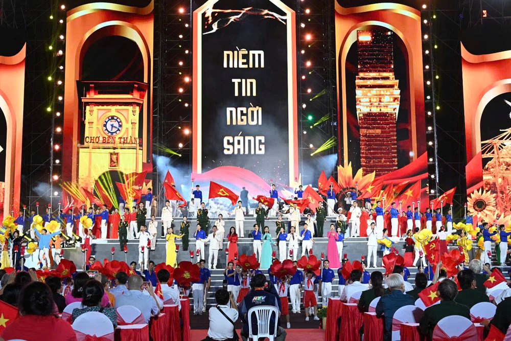 Đặc sắc chương trình nghệ thuật 'Dưới ánh sáng quang vinh' - ảnh 3