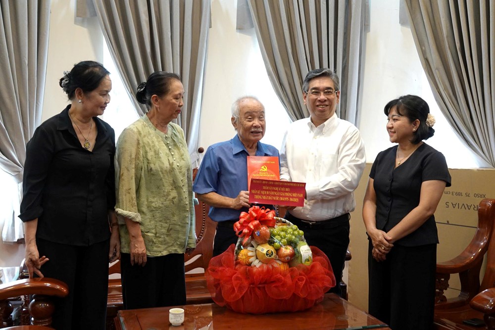 Lãnh đạo TP.HCM thăm văn nghệ sĩ tiêu biểu - ảnh 3