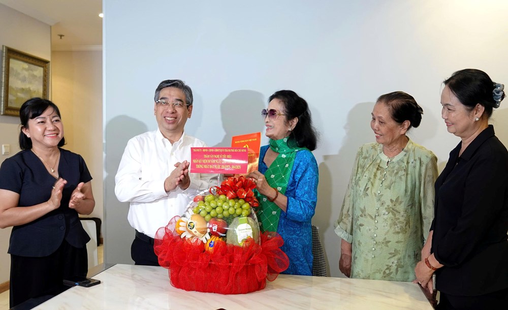 Lãnh đạo TP.HCM thăm văn nghệ sĩ tiêu biểu - ảnh 1