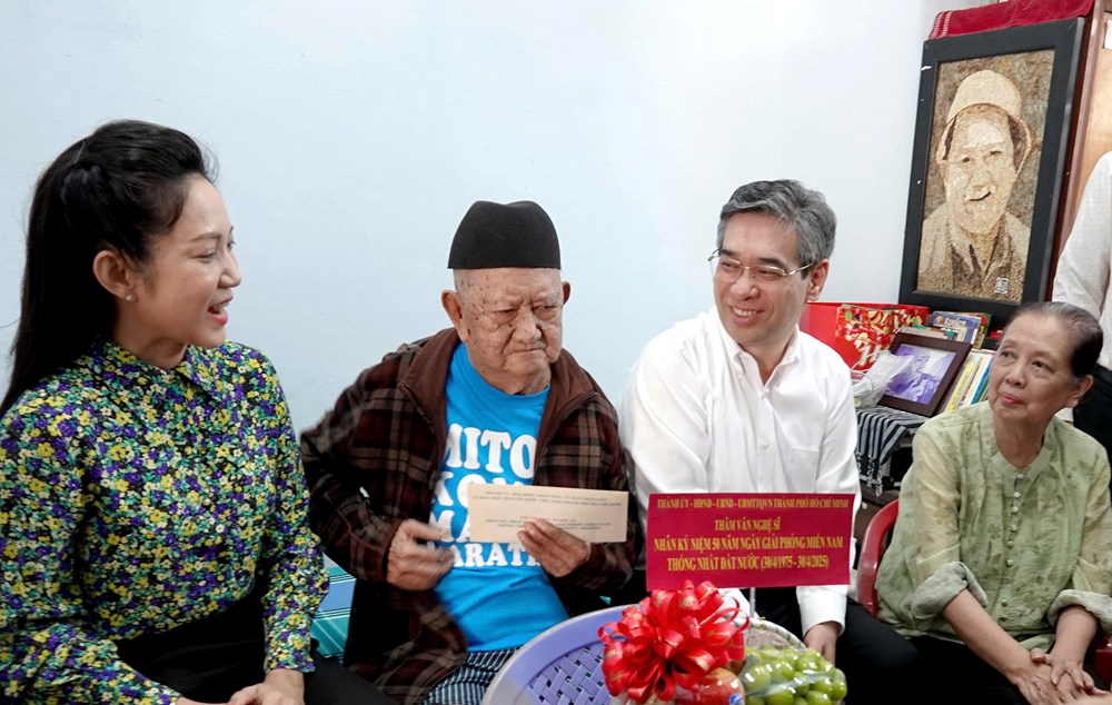 Lãnh đạo TP.HCM thăm văn nghệ sĩ tiêu biểu - ảnh 2