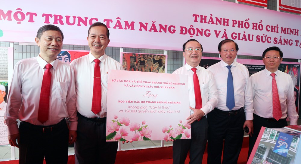 Trao tặng Không gian 'Cây tri thức' và 126.000 quyển sách đến Học viện Cán bộ TP.HCM - ảnh 1