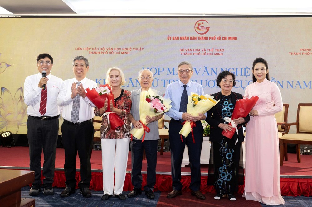 Họp mặt văn nghệ sĩ Khu căn cứ R - ảnh 1
