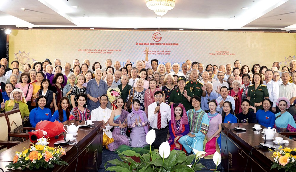 Họp mặt văn nghệ sĩ Khu căn cứ R - ảnh 8