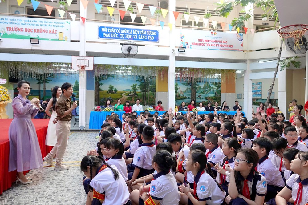Nhạc sĩ Nguyễn Văn Chung và ca sĩ Duyên Quỳnh giao lưu âm nhạc cùng học sinh tiểu học - ảnh 1
