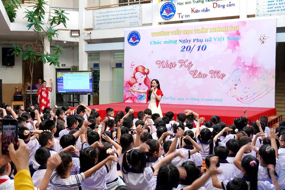 Nhạc sĩ Nguyễn Văn Chung và ca sĩ Duyên Quỳnh giao lưu âm nhạc cùng học sinh tiểu học - ảnh 2