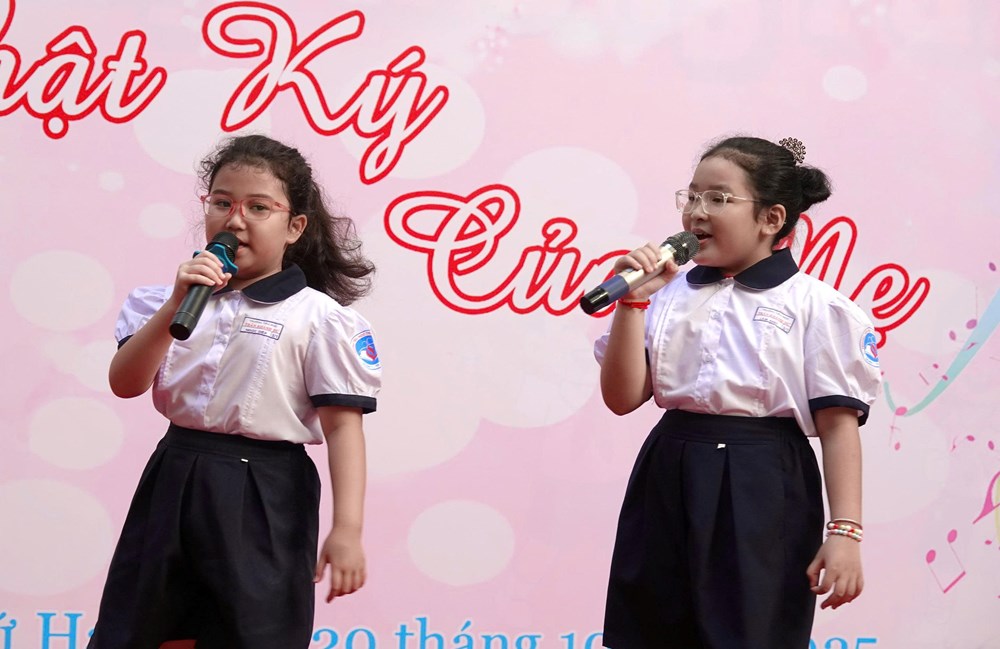 Nhạc sĩ Nguyễn Văn Chung và ca sĩ Duyên Quỳnh giao lưu âm nhạc cùng học sinh tiểu học - ảnh 3