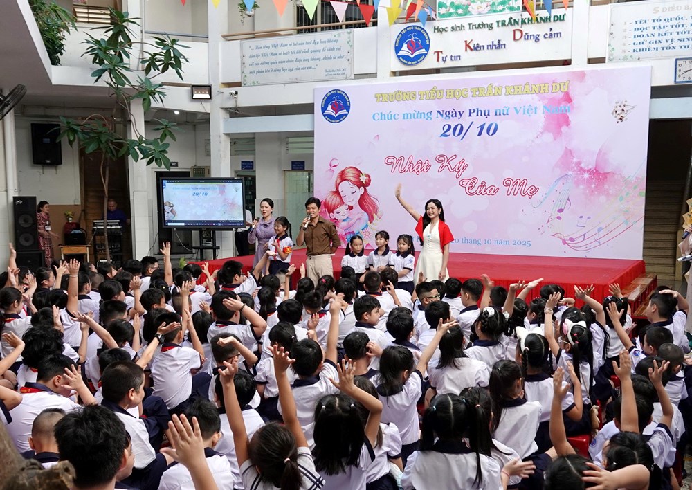 Nhạc sĩ Nguyễn Văn Chung và ca sĩ Duyên Quỳnh giao lưu âm nhạc cùng học sinh tiểu học - ảnh 4