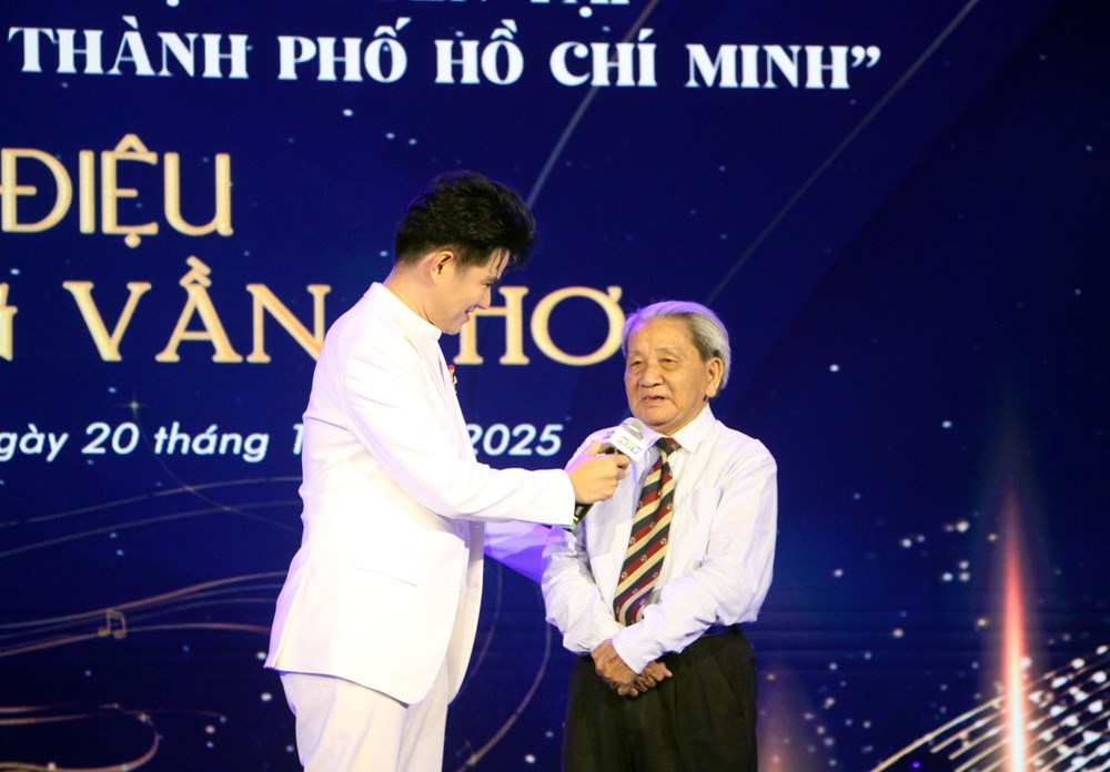 Xúc động chương trình giao lưu, trình diễn ‘Giai điệu từ những vần thơ’ - ảnh 6