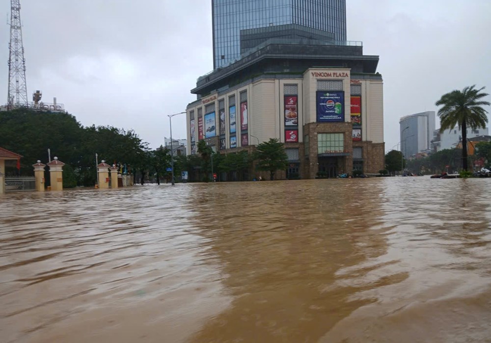 Mưa lũ lịch sử ở Huế, 32 phường, xã chìm trong nước  - ảnh 1