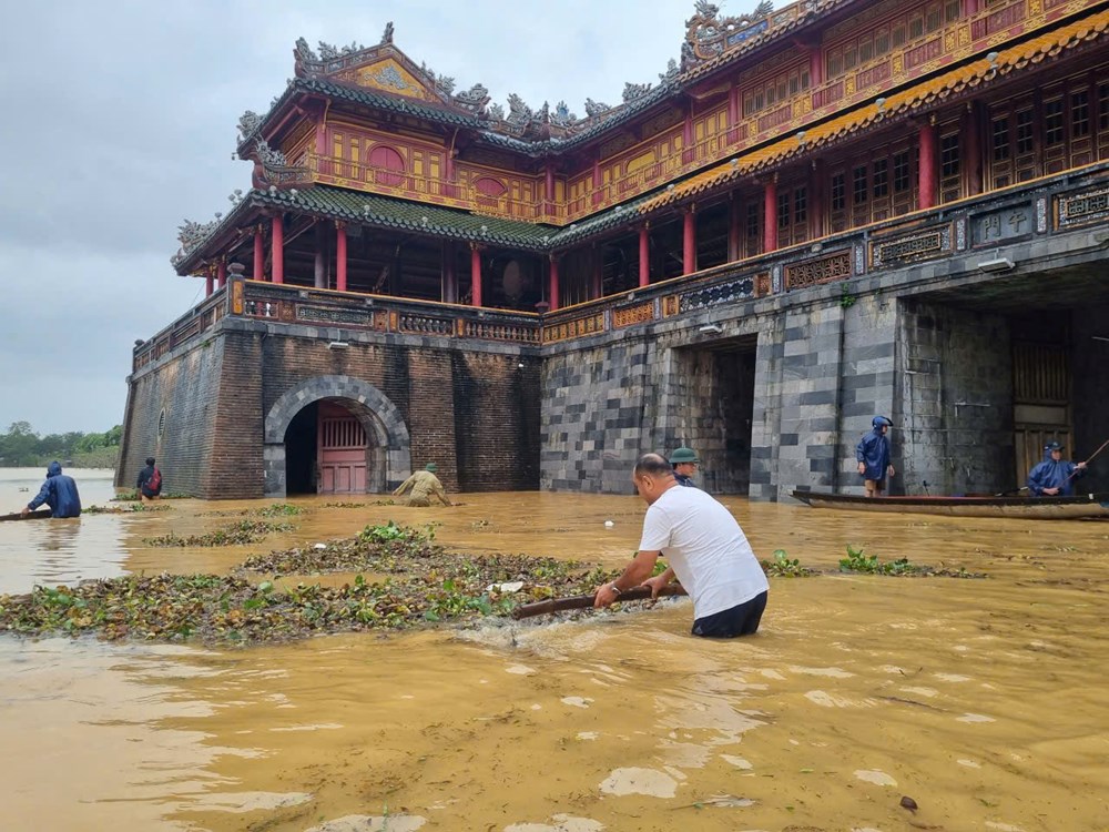 Khẩn trương dọn dẹp các điểm di tích Huế ngay khi nước rút - ảnh 2