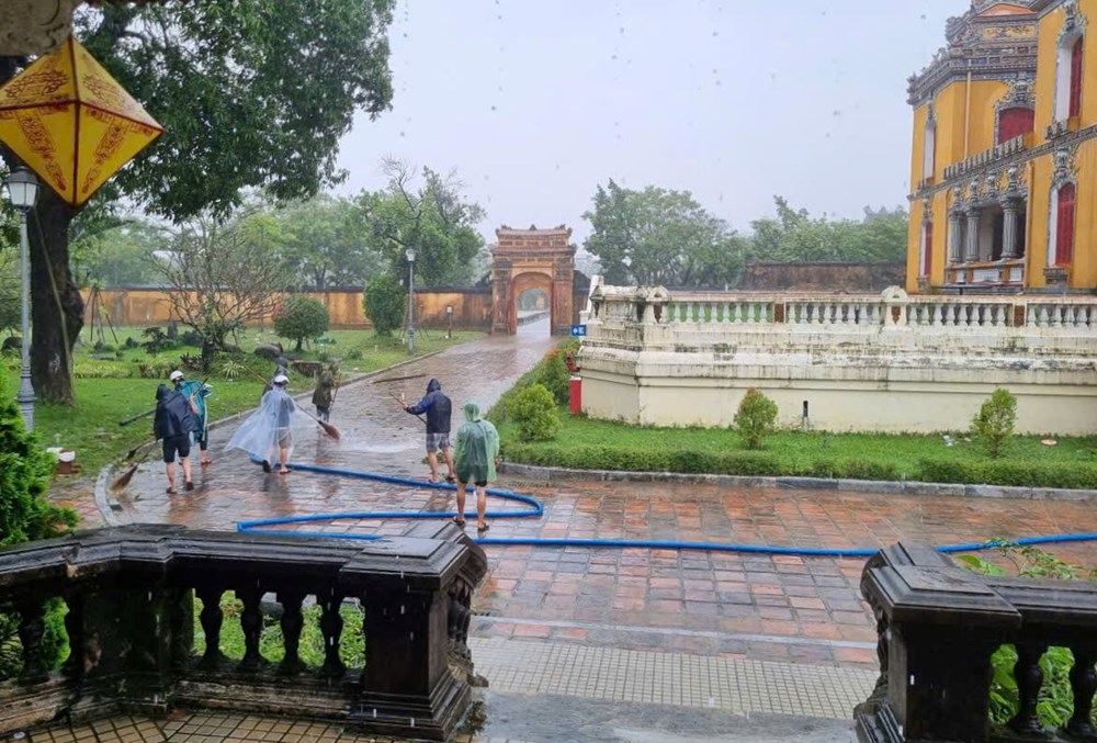 Khẩn trương dọn dẹp các điểm di tích Huế ngay khi nước rút - ảnh 3
