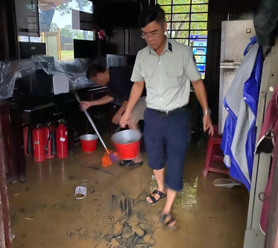 Khẩn trương dọn dẹp các điểm di tích Huế ngay khi nước rút - ảnh 4