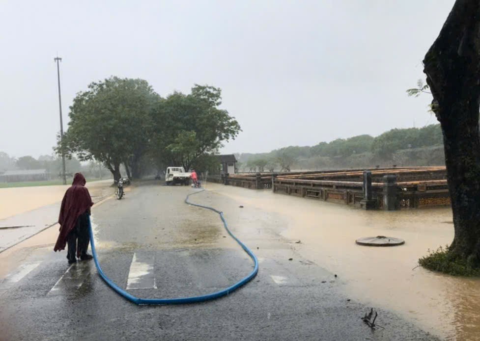 Khẩn trương dọn dẹp các điểm di tích Huế ngay khi nước rút - ảnh 5