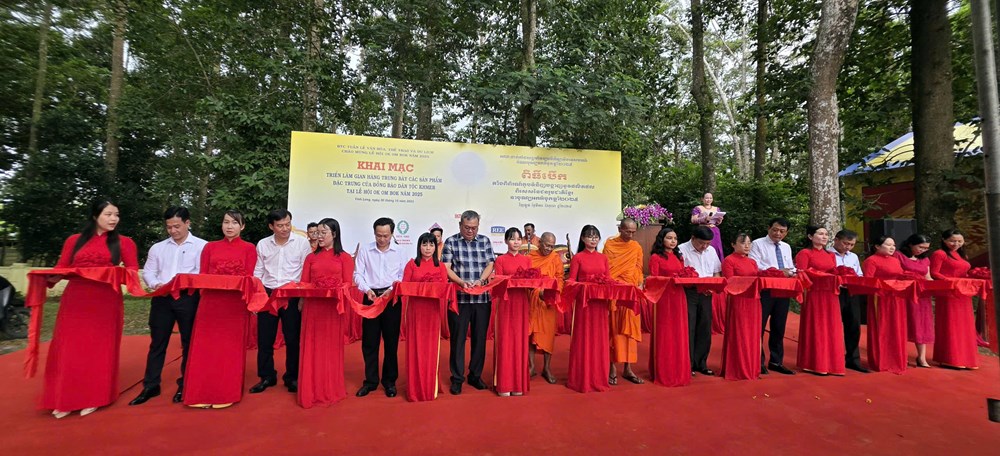 Khai mạc trưng bày các sản phẩm đặc trưng của đồng bào Khmer - ảnh 1