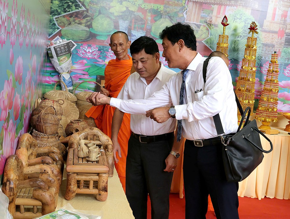 Khai mạc trưng bày các sản phẩm đặc trưng của đồng bào Khmer - ảnh 4