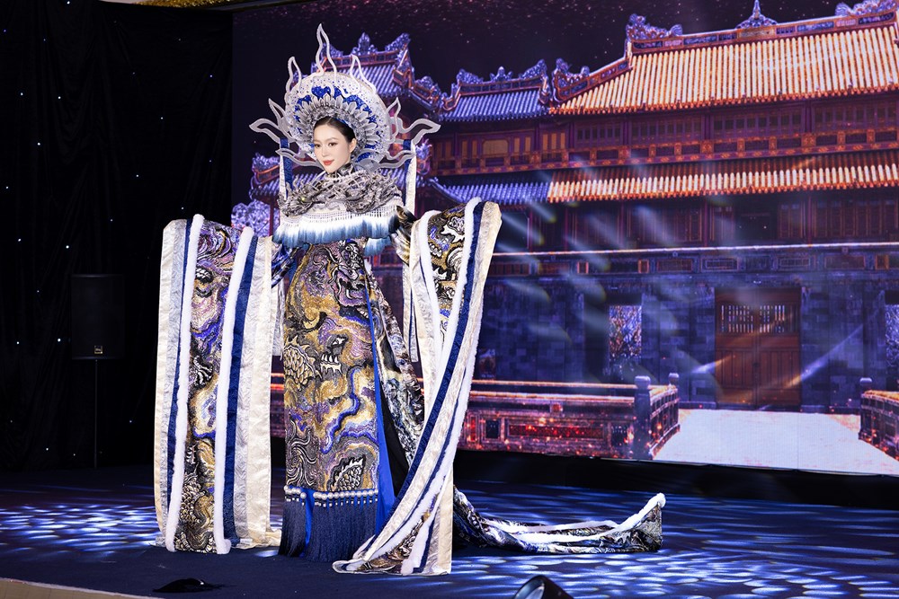 Hoa hậu Kiều Duy mang trang phục dân tộc 'Cửu Long Ẩn Vân' đến Miss International 2025 - ảnh 4