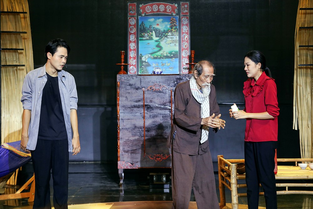 Huỳnh Thơ kết hợp cùng nhà giáo Mạnh Dung, lấy nước mắt giám khảo ở Tình bolero 2025 - ảnh 1