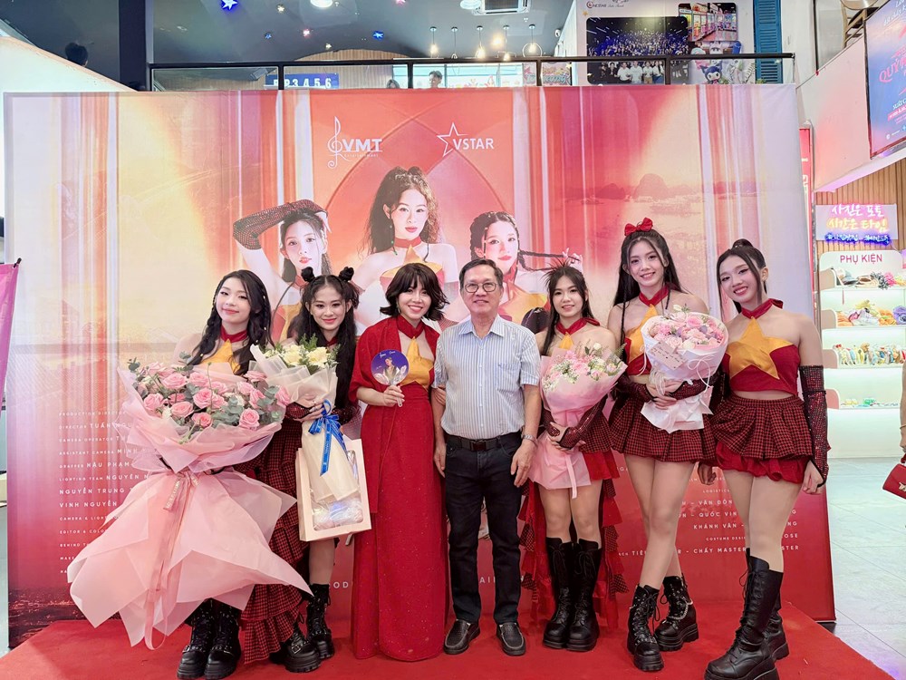 Ra mắt MV đầu tay 'Một Việt Nam mới tinh' của nhóm nhạc nữ V.STAR - ảnh 1