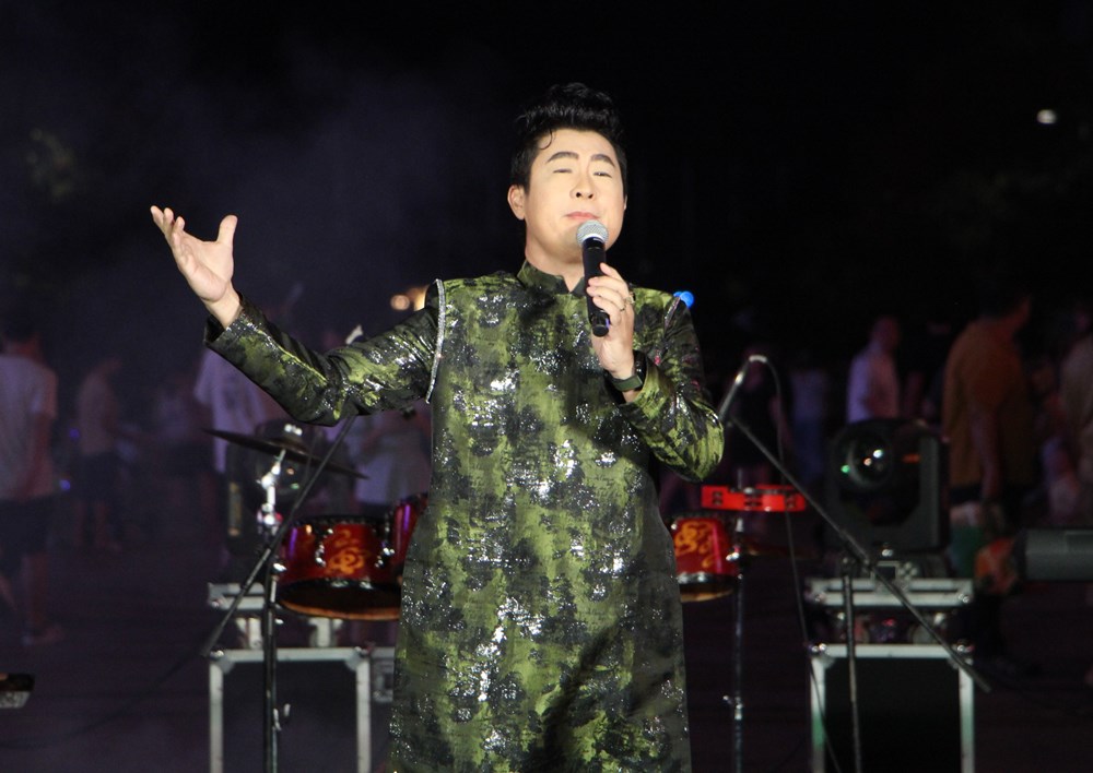 Biểu diễn nghệ thuật dân tộc và đương đại trên phố đi bộ Nguyễn Huệ - ảnh 4