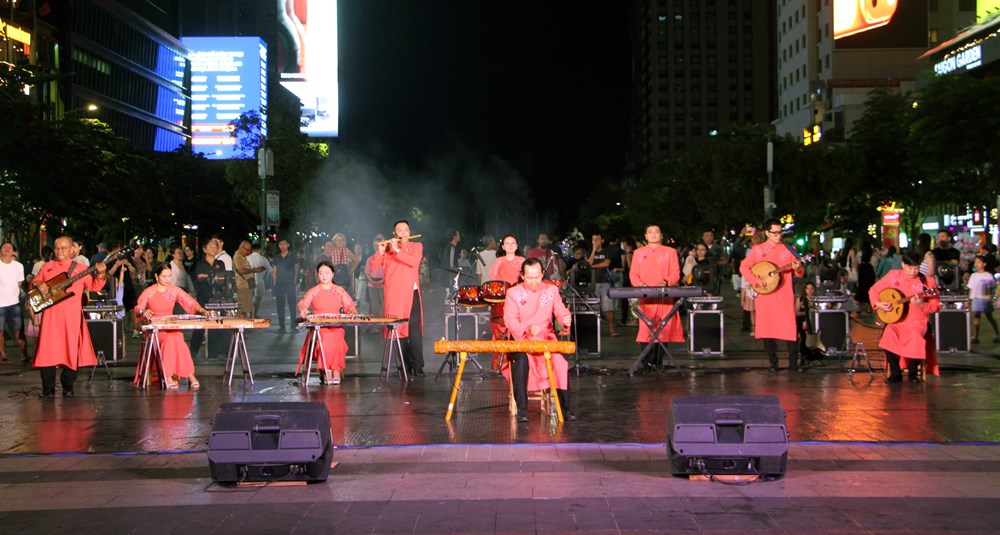 Biểu diễn nghệ thuật dân tộc và đương đại trên phố đi bộ Nguyễn Huệ - ảnh 2