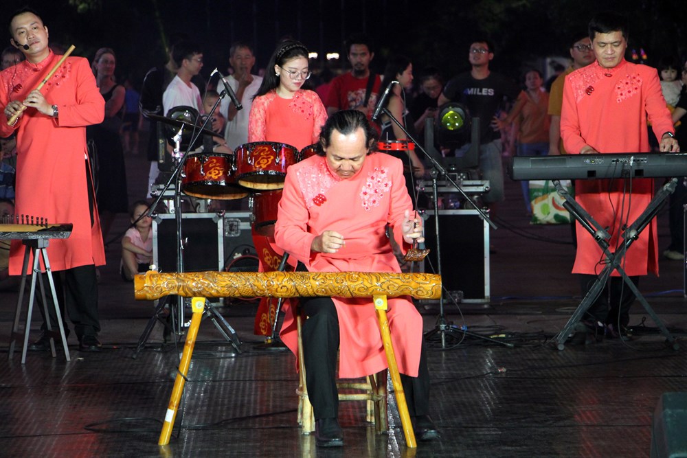 Biểu diễn nghệ thuật dân tộc và đương đại trên phố đi bộ Nguyễn Huệ - ảnh 3