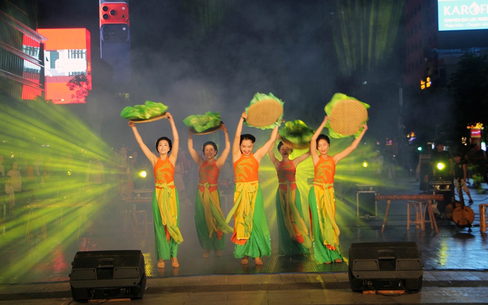 Biểu diễn nghệ thuật dân tộc và đương đại trên phố đi bộ Nguyễn Huệ - ảnh 1